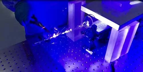 藍光激光器產業化應用：革新高反材料加工領域，新能源電池、3C優勢突出